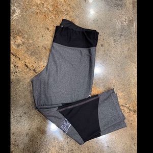 Xersion Capris Active Leggings Grey M